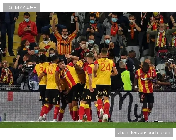 特写：斯特拉斯堡球员因战术犯规领到黄牌，但成功阻止对手反击